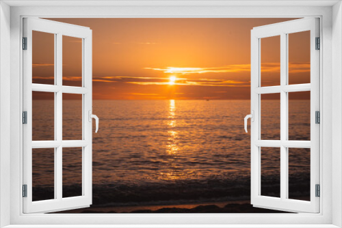 Fototapeta Naklejka Na Ścianę Okno 3D - Sunset sun over horizon at sea in out of focus