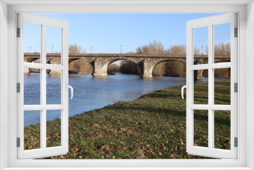 Fototapeta Naklejka Na Ścianę Okno 3D - Pont de Pont du Chateau, pont en pierre sur la rivière l'Allier, village de Pont du Château, département du Puy de Dome, France