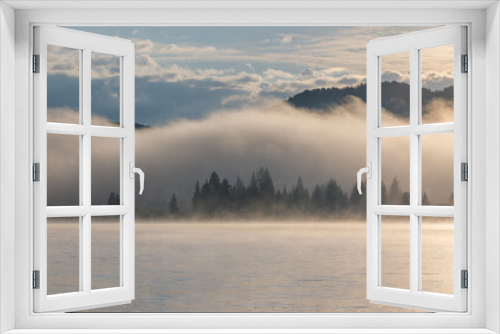 Fototapeta Naklejka Na Ścianę Okno 3D - misty morning in the mountains