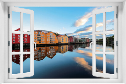 Fototapeta Naklejka Na Ścianę Okno 3D - River Nidelva in Norwegian city Trondheim