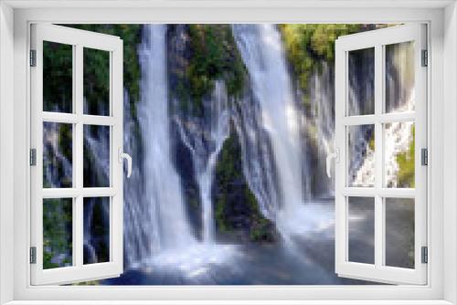 Fototapeta Naklejka Na Ścianę Okno 3D - Burney Falls