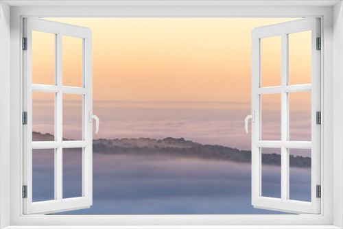 Fototapeta Naklejka Na Ścianę Okno 3D - Nevoeiro na serra