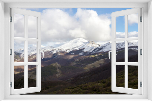 Fototapeta Naklejka Na Ścianę Okno 3D -  Cadena de montañas con nieve en las cumbres, en paisaje  invernal y cielo con nubes