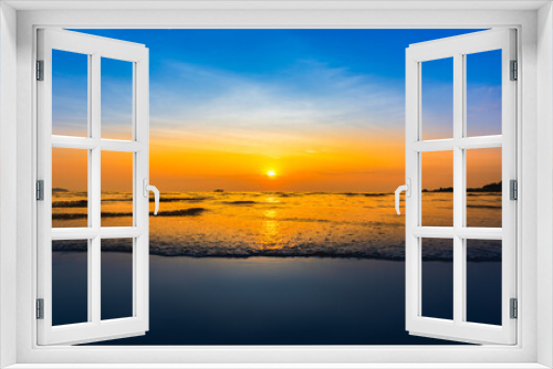 Fototapeta Naklejka Na Ścianę Okno 3D - Beautiful sunrise on the beach and sea Holiday Vacation concept