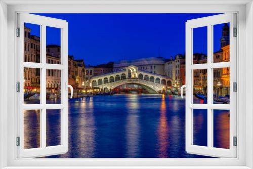 Fototapeta Naklejka Na Ścianę Okno 3D - Rialto bridge and Grand Canal in Venice, Italy. Night view of Venice Grand Canal. Architecture and landmarks of Venice. Venice postcard