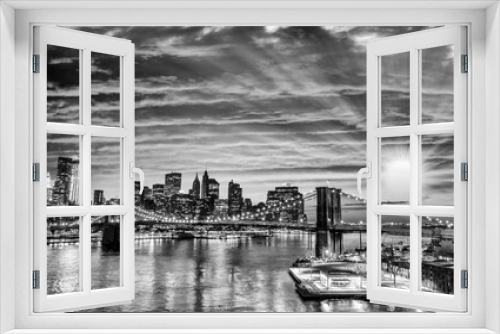 Fototapeta Naklejka Na Ścianę Okno 3D - Skyline of New York City at sunset from Manhattan Bridge