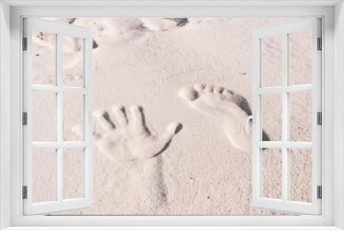 Fototapeta Naklejka Na Ścianę Okno 3D - Pied et main dans le sable
