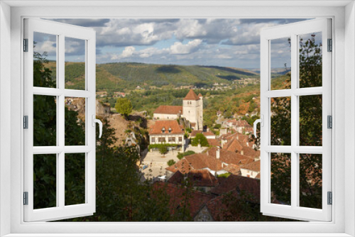 Saint-Cirq-Lapopie, plus beau village en France, région Occitane. Village perché sur une falaise surplombant un méandre du Lot.