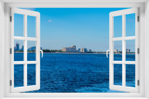 Fototapeta Naklejka Na Ścianę Okno 3D - A panorama view towards Port Everglades and Fort Lauderdale on a bright sunny day