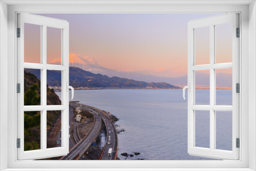 Fototapeta Naklejka Na Ścianę Okno 3D - さった峠から見る駿河湾と冠雪の赤富士の夕景