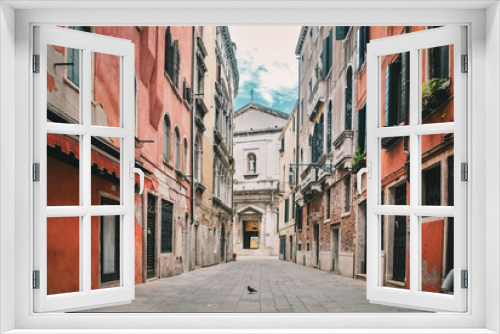 Fototapeta Naklejka Na Ścianę Okno 3D - narrow street in Venice