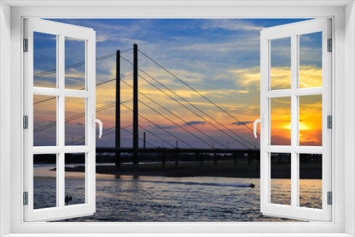 Fototapeta Naklejka Na Ścianę Okno 3D - Düsseldorf Abendstimmung mit Sonnenuntergang an der Rheinkniebrücke