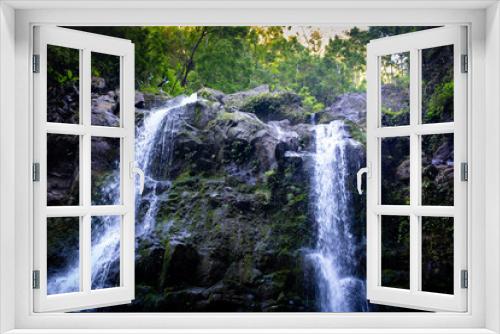 Fototapeta Naklejka Na Ścianę Okno 3D - Three Bears Falls, Road to Hana, Maui, Hawaii - Wasserfall im Grünen, Idyllisch, Dschungel, tiefgrüne Pflanzen und Natur auf der Inseln Maui, Hawaii, an der Straße nach Hana, Upper Waikani