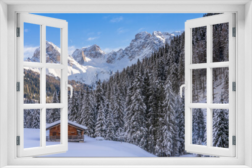Fototapeta Naklejka Na Ścianę Okno 3D - Baite alpine e chalet in mezzo alla neve in un panorama montano e con bosco