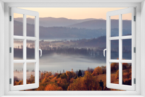 Fototapeta Naklejka Na Ścianę Okno 3D - Krajobraz jesienny. Wschód słońca i mgły w górach. 