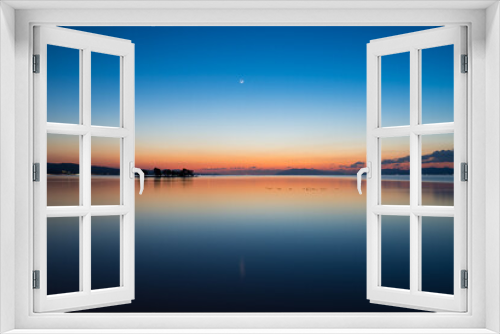 Fototapeta Naklejka Na Ścianę Okno 3D - 日没直後の湖畔の風景