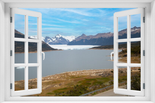 Fototapeta Naklejka Na Ścianę Okno 3D - Landscape of Lake Argentino with glaciers in the background and snowy mountains. View from Mirador dos Suspiros