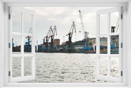 Fototapeta Naklejka Na Ścianę Okno 3D - The seaport of Vladivostok with cranes. View from the ferry.