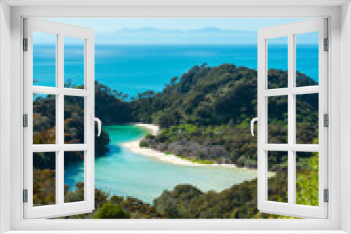 Fototapeta Naklejka Na Ścianę Okno 3D - Einsamer Sandstrand und Bucht im Abel Tasman Nationalpark auf Neuseelands Südinsel mit tropischen Wäldern und türkisem Meer.