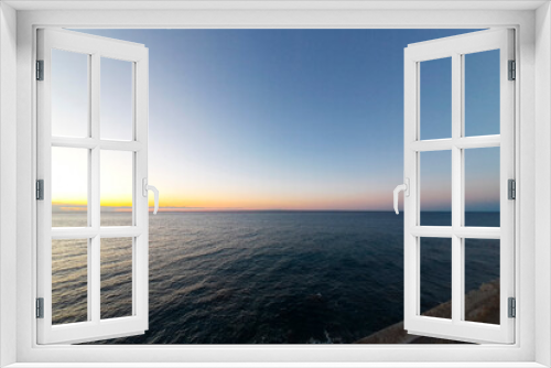 Alba e bellissimo panorama sul mare a Diano Marina in Liguria, viaggi e paesaggi in Italia