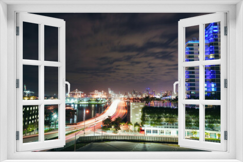 Fototapeta Naklejka Na Ścianę Okno 3D - city skyline at night traffic life in miami Florida 