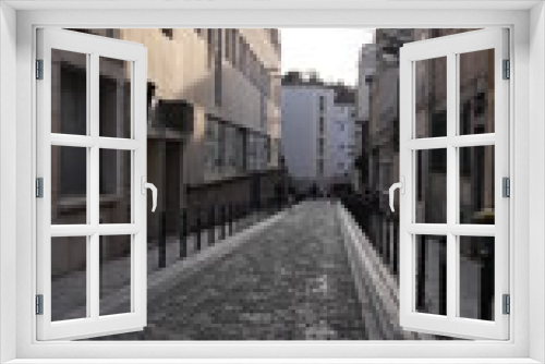 Fototapeta Naklejka Na Ścianę Okno 3D - Une ruelle vide, urbaine, ancienne civilisation et historique, marche culturelle parisienne, haut bâtiment, caché dans l'ombre, ambiance mystérieuse et silencieuse, vide, personne ou peu de marcheurs
