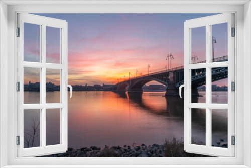 Fototapeta Naklejka Na Ścianę Okno 3D - Sonnenuntergang an einer Brücke in Mainz am Rhein