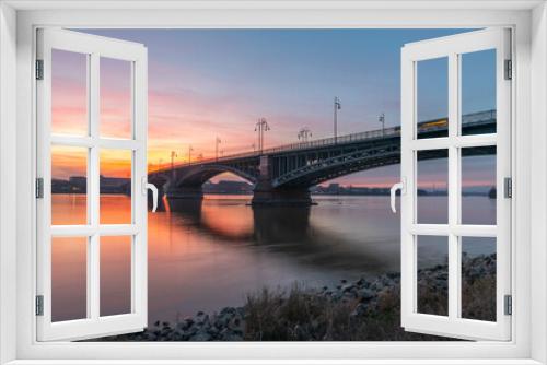 Fototapeta Naklejka Na Ścianę Okno 3D - Sonnenuntergang an einer Brücke in Mainz am Rhein