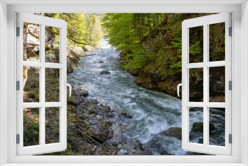 Fototapeta Naklejka Na Ścianę Okno 3D - Gebirgsfluss in den Alpen von Wald umgeben 