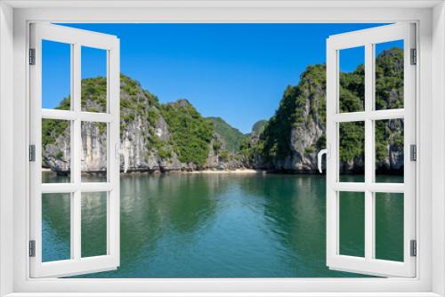 Fototapeta Naklejka Na Ścianę Okno 3D - Vietnam, the Halong  Bay. 
Limestone islands  around the Dau Be part.