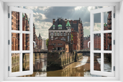 Fototapeta Naklejka Na Ścianę Okno 3D - Das Wasserschloss Speicherstadt in Hamburg bei Ebbe. Ein tolles Gebäude 