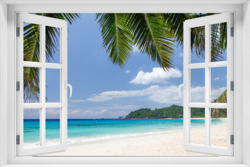 Fototapeta Naklejka Na Ścianę Okno 3D - Tropical beach with palm trees