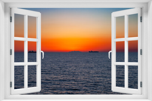 Fototapeta Naklejka Na Ścianę Okno 3D - tramonto scuro serale costa mediterranea con due navi all'orizzonte