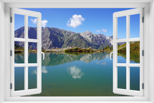 Fototapeta Naklejka Na Ścianę Okno 3D - にぎわう秋の八方池と湖面に映る白馬三山
