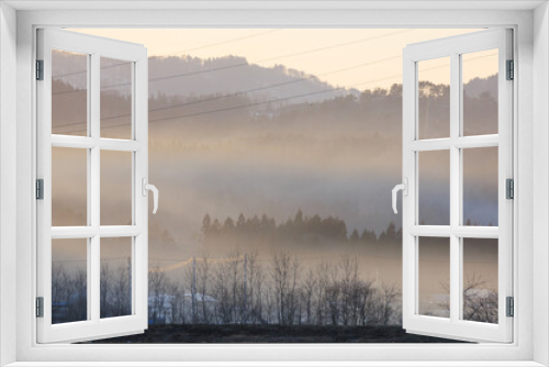 Fototapeta Naklejka Na Ścianę Okno 3D - 霧に包まれた夕暮れの山間部