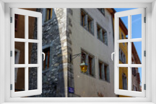 Fototapeta Naklejka Na Ścianę Okno 3D - Immeubles hauts-en-couleurs dans le centre d'Annecy