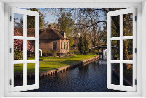Fototapeta Naklejka Na Ścianę Okno 3D - Spring in the village of Giethoorn in North Holland. This town has no roads - it travels through the canals.