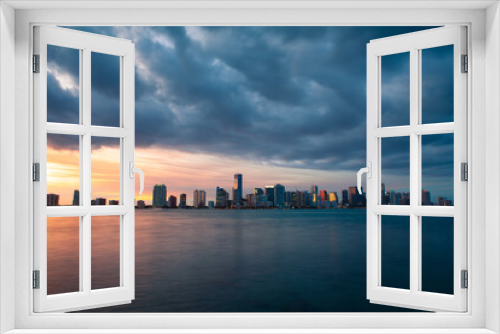 Fototapeta Naklejka Na Ścianę Okno 3D - city skyline at sunset Miami