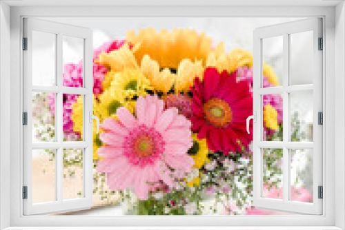 Fototapeta Naklejka Na Ścianę Okno 3D - Bunter Blumenstrauss mit Gerbera auf einem Tisch