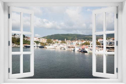 Fototapeta Naklejka Na Ścianę Okno 3D - Mediterranes Mittelmeer Fischerdorf im Hafen von Skiathos Griechenland