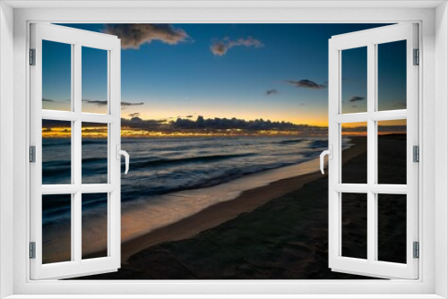 Fototapeta Naklejka Na Ścianę Okno 3D - the sunset on the ocean at the beach with clouds and rocks