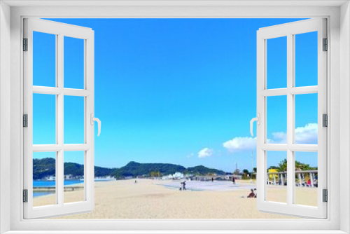 Fototapeta Naklejka Na Ścianę Okno 3D - 日本の和歌山県の観光地、快水浴百選海の部特選にも選ばれた片男波海水浴場の海と砂浜と晴れた青空が美しい夏の風景（コピースペースあり）