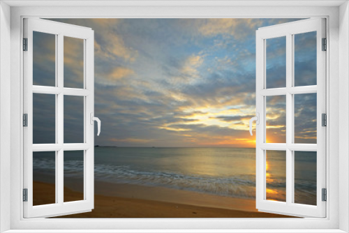 Fototapeta Naklejka Na Ścianę Okno 3D - Golden sunrise