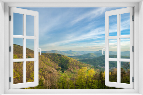 Fototapeta Naklejka Na Ścianę Okno 3D - Blick von der Burgruine Neuscharfeneck bei Flemingen auf den Naturpark Pfälzer Wald. Rheinland-Pfalz in Deutschland