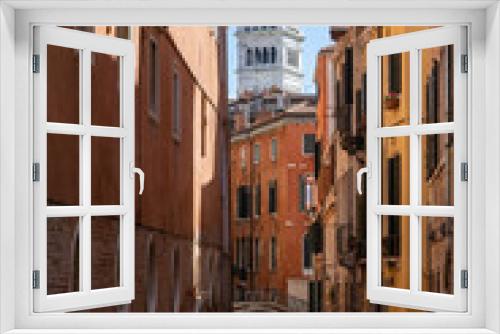 Fototapeta Naklejka Na Ścianę Okno 3D - Blick auf San Marco durch eine Gasse in Venedig