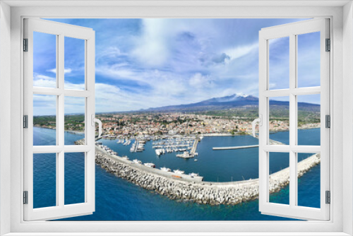 Fototapeta Naklejka Na Ścianę Okno 3D - Riposto - vista aerea dall'alto sul porto marinaro della città durante giornata di sole con Etna sullo sfondo