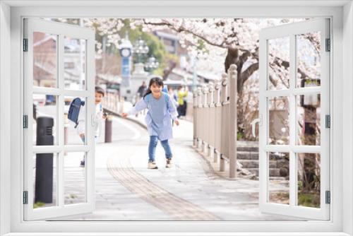 桜の下ではしゃぐ小学生 　cherry blossoms