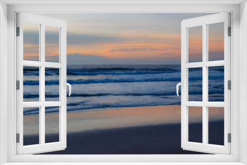 Fototapeta Naklejka Na Ścianę Okno 3D - Beach in front of a sunset