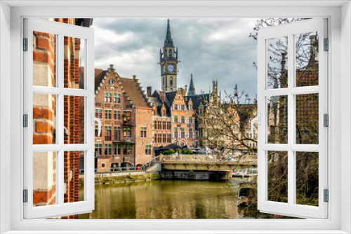 Fototapeta Naklejka Na Ścianę Okno 3D - Blick über den Fluss Leie zum Uhrenturm der alten Post am Korenmarkt in Gent/Flandern