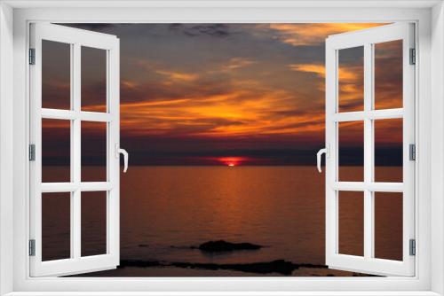 Fototapeta Naklejka Na Ścianę Okno 3D - 夕日と輝く海
